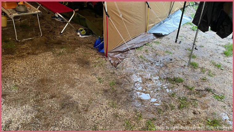 強い雨が降っている中で設営してすぐのサイトの様子。大きなぬかるみや水たまりがなく、水はけのいい地面だった。
